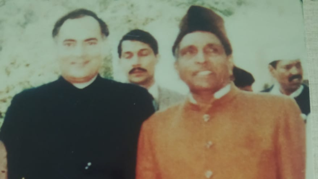 Bahu Ram Solanki with PM Rajiv gandhi
