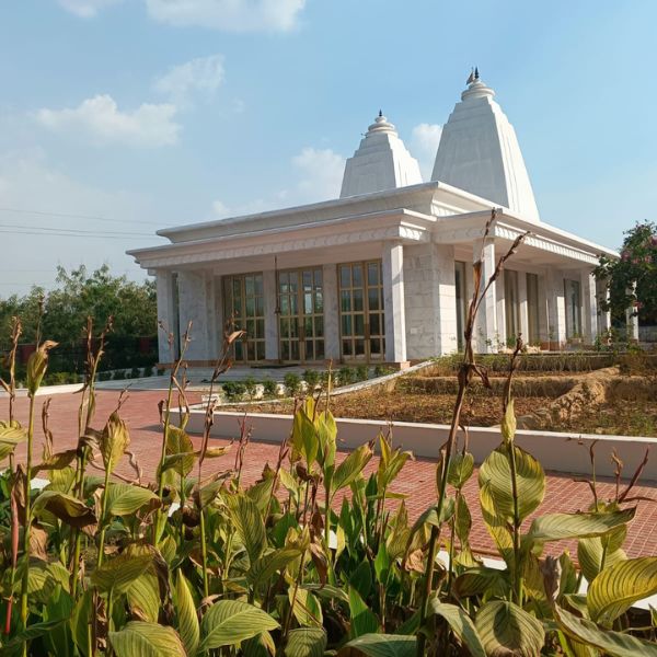 Delhi sthit Neem Karoli Baba mandir ka safed sangmarmar (white marble) se bana sundar bahari drishya aur mandir parisar.